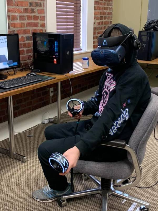 Student in Virtual Reality Lab